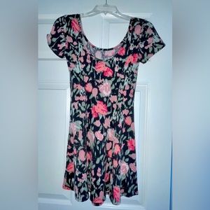 Kohl’s “Mudd” soft dress. Floral pattern with sleeves.